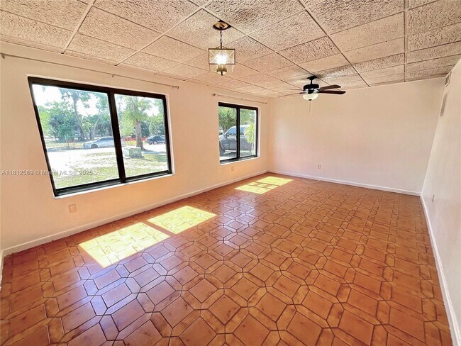 Foto del edificio - 1675 W 68th St