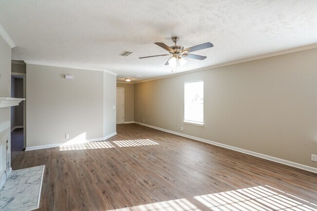 Building Photo - 5125 Hickory Grove Dr