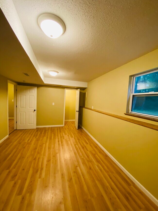 Building Photo - 1402 Amblewood Dr