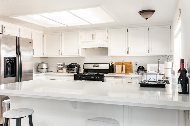 Kitchen - 755 W Avenue H2
