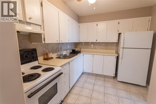 Photo du bâtiment - 111 Riverside Dr E