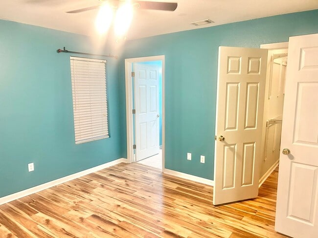 Building Photo - Charming 3BR Townhouse Near Shopping & Doctors Hospital