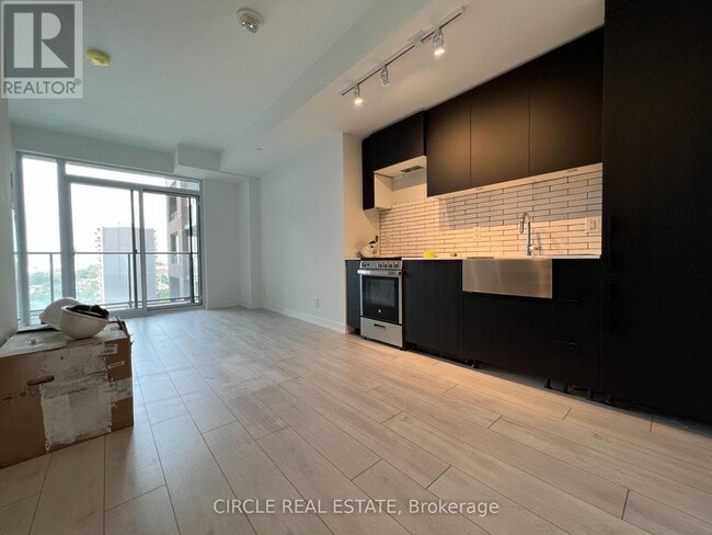 Building Photo - 270 Dufferin St