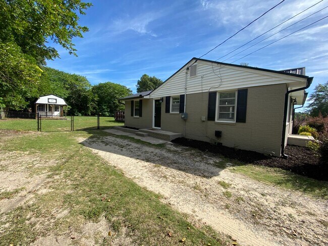 Foto del edificio - Adorable and Updated 3BR, 2BA Brick Ranch in the heart of Martinez!