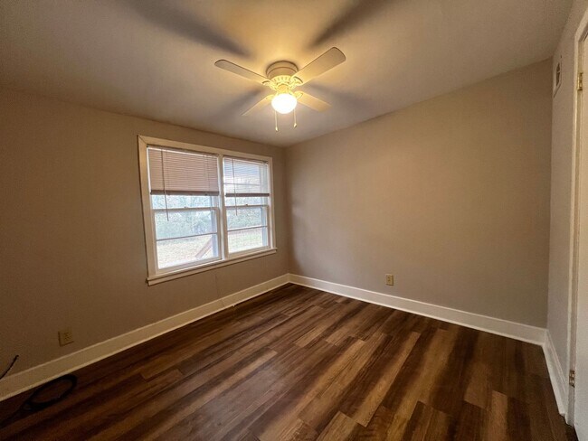 Foto del edificio - 571 Whitehead Rd