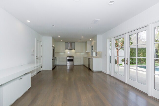 Building Photo - 844 Toyopa Dr