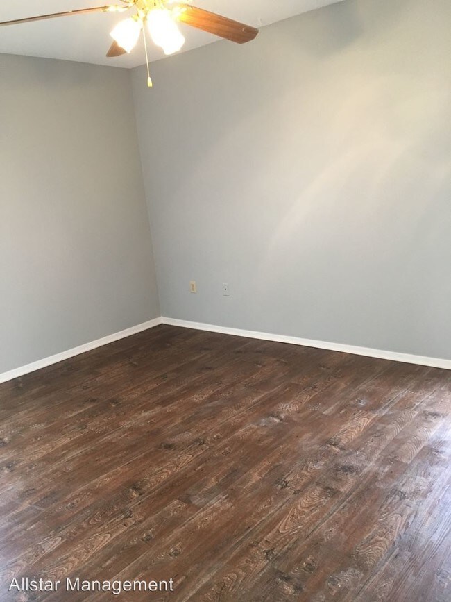 Building Photo - 10165 Oak Leaf Dr