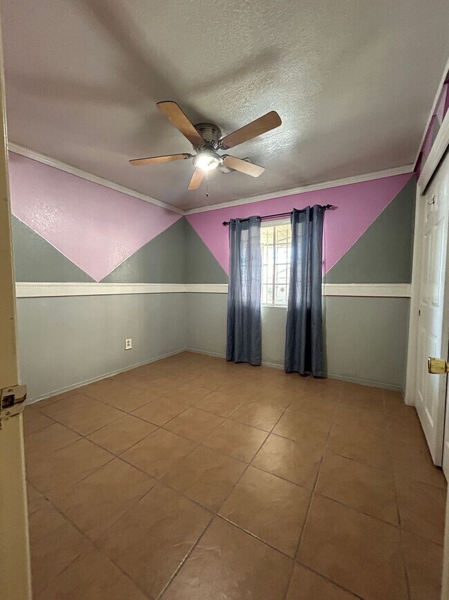 Foto del edificio - Take a look at this charming single family...