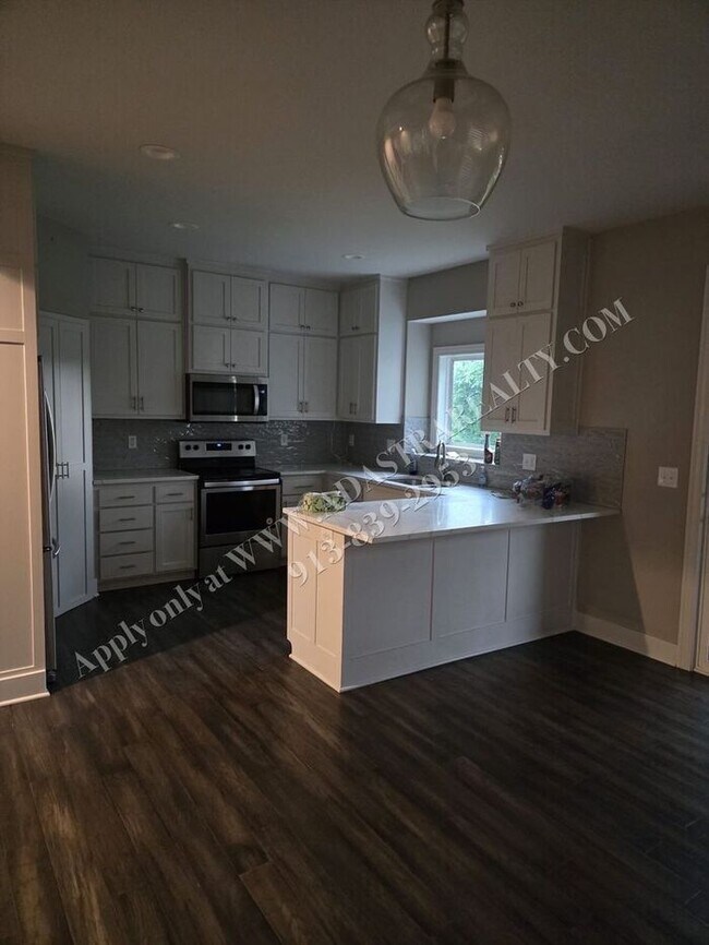 Foto del edificio - Beautiful Like New Townhome in De Soto-Coming SOON!!