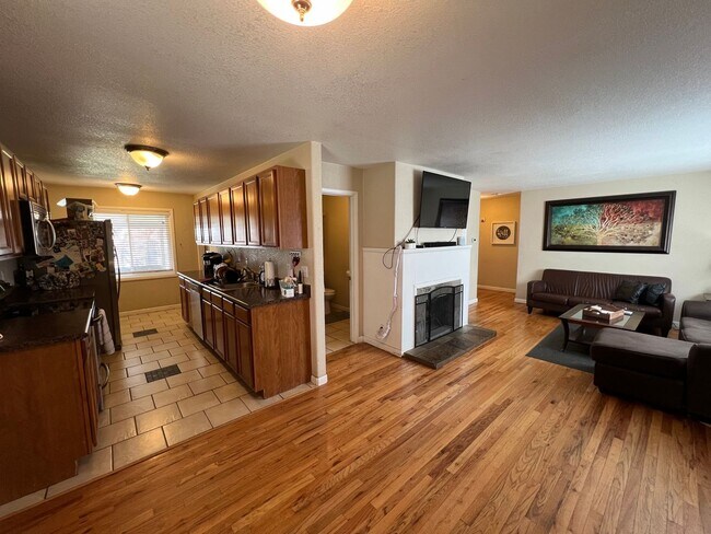 Building Photo - Fantastic 3 bed, 2 bath home in Harvey Park