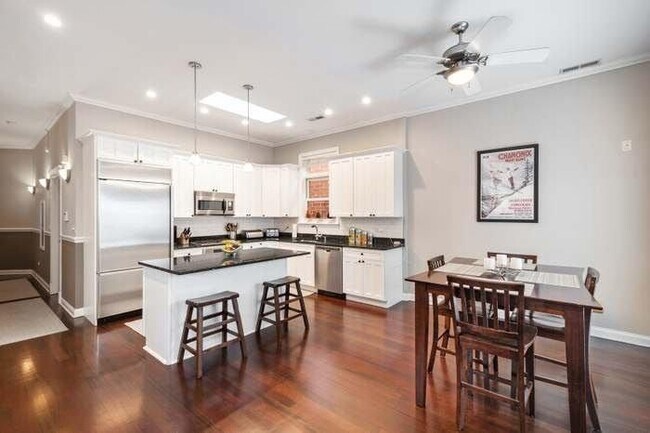 Kitchen - 3933 N Greenview Ave