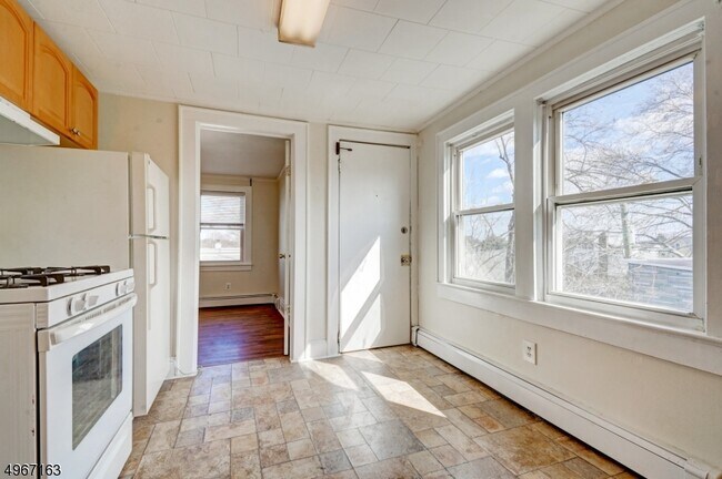 Building Photo - 24 Oakwood Ave