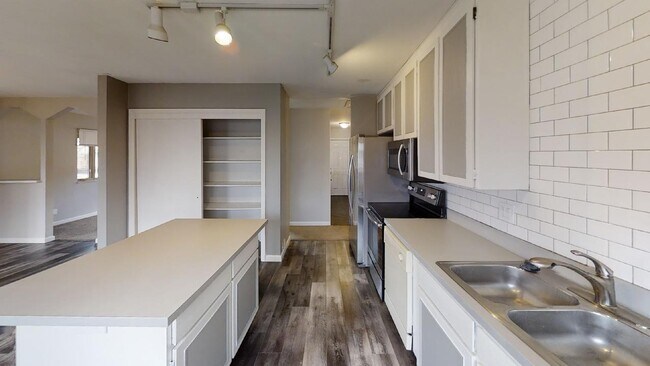 Building Photo - 1309 Holland Park Blvd