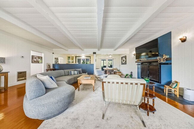 Foto del edificio - 724 N Refugio Rd