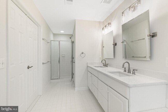 Building Photo - 5036 Greenhouse Terrace