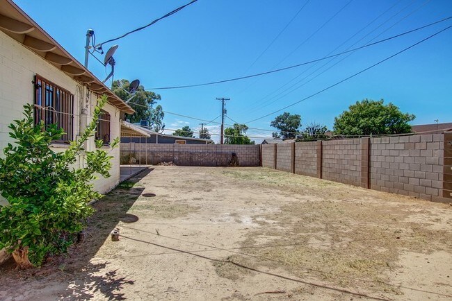 Building Photo - 4 Bed House in Maryvale--with One Car Garage!