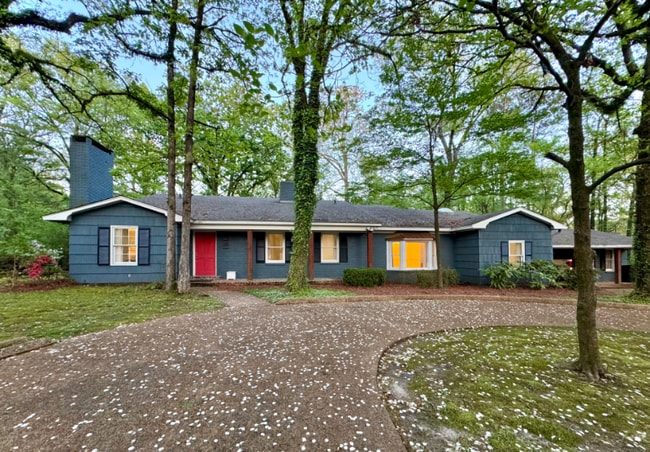 Building Photo - 1801 Chickasaw Dr