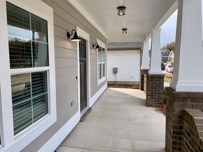 Foto del edificio - One level home with fenced backyard.