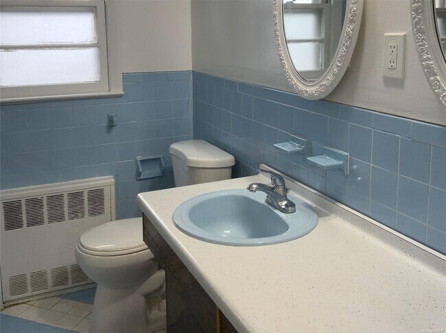 Foto del edificio - 72 Bethpage Rd