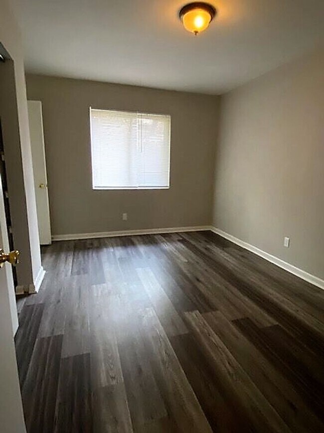 Building Photo - Charming 1 Bed Apartment with Laundry Hook...