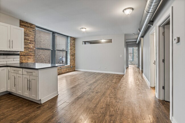 Foto del edificio - 3 Bedroom Apartment in River North - June 1st