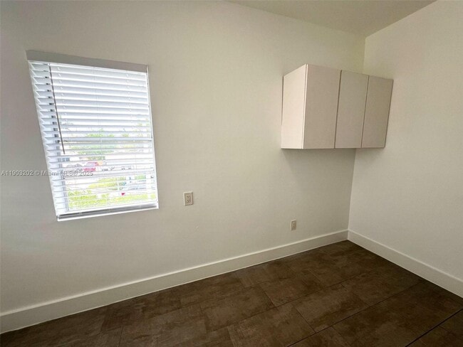 Foto del edificio - 3703 SW 1st St