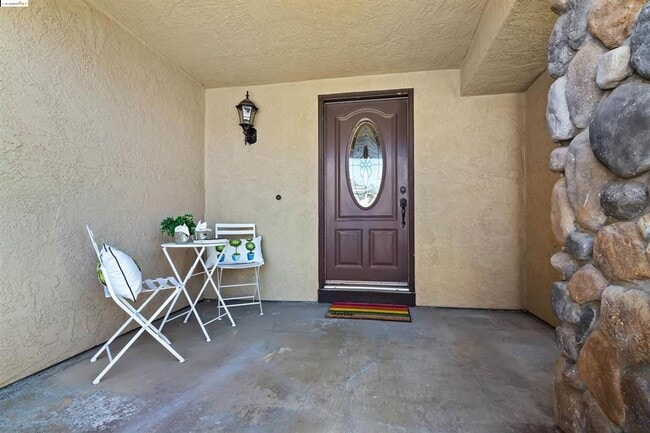 Building Photo - Gorgeous 3 Bed 2.5 Bath with SOLAR and POOL!