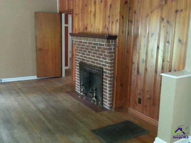 Building Photo - 323 Bernard Dr