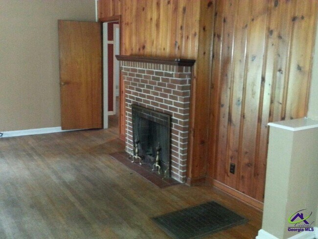 Foto del edificio - 323 Bernard Dr