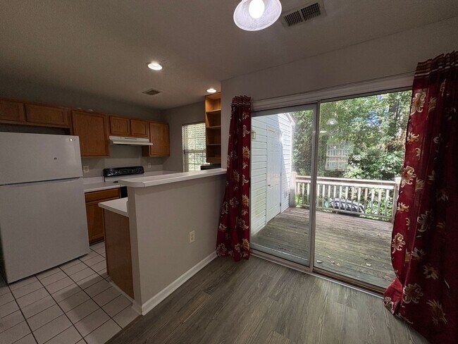 Foto del edificio - 2 Bedroom Townhome in Maplecrest Complex!!
