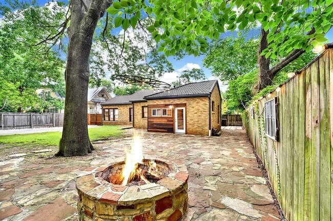 Foto del edificio - 608 W Hopkins St