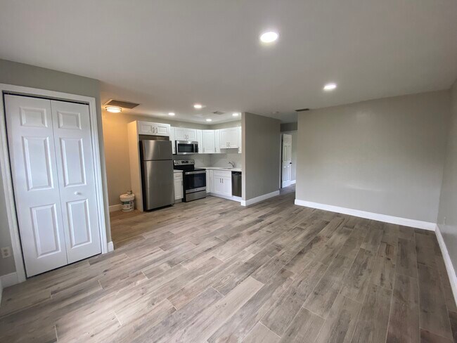 Building Photo - 2210 Marilyn Ln