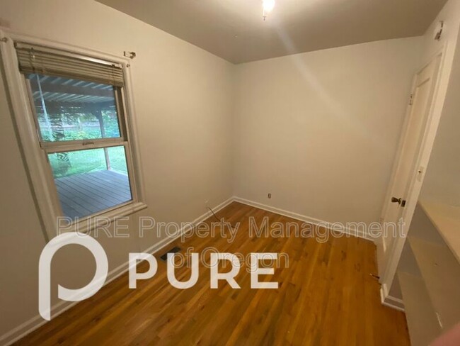 Building Photo - 9114 SE Yamhill St