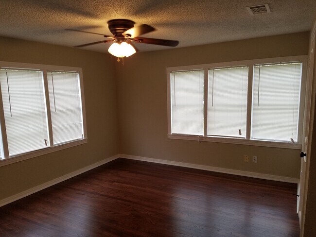 Building Photo - Charming 3 Bedroom 1 Bath in Ridglea Area!
