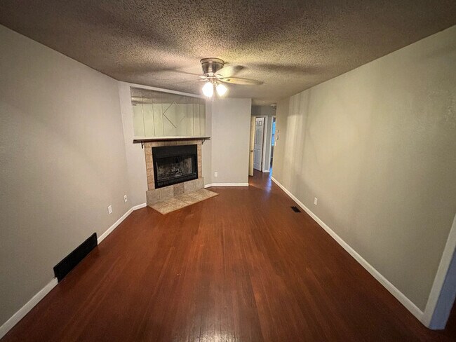 Foto del edificio - 3 bed 1 bath Home For Rent