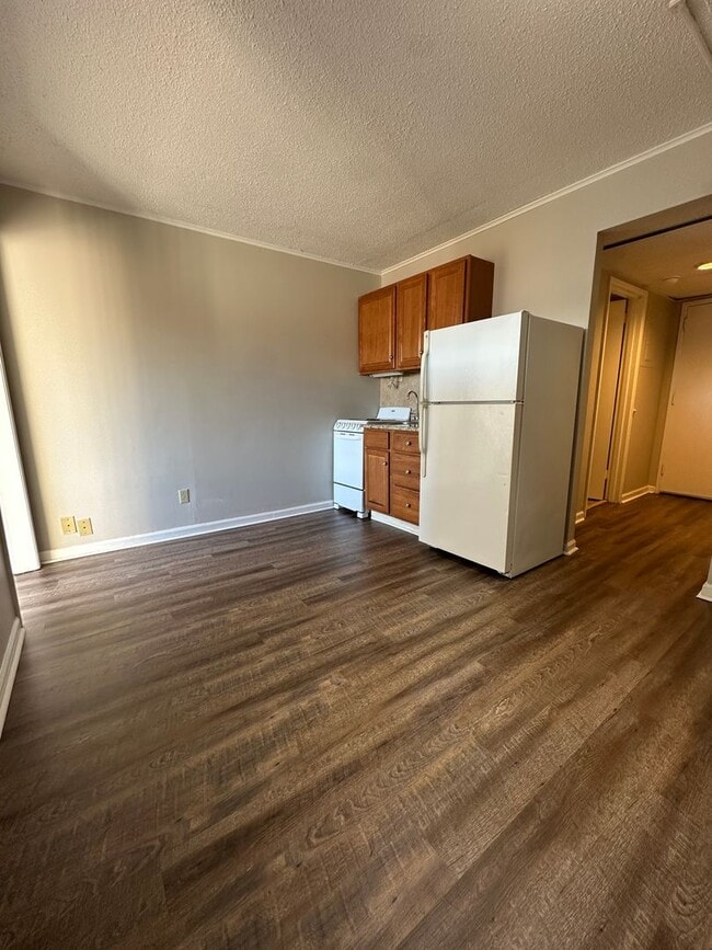 Photo - Flexible lease length at a great price! Secure this unit for 6, 12 or 18 months @ $1050/month!! M... Apartment