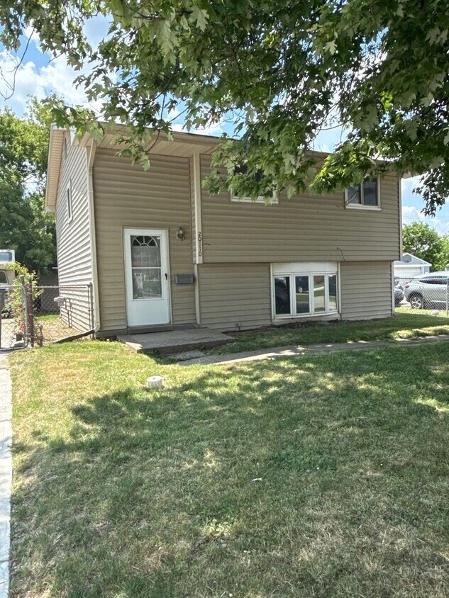 Foto principal - 4 Bedroom home in Clinton Township