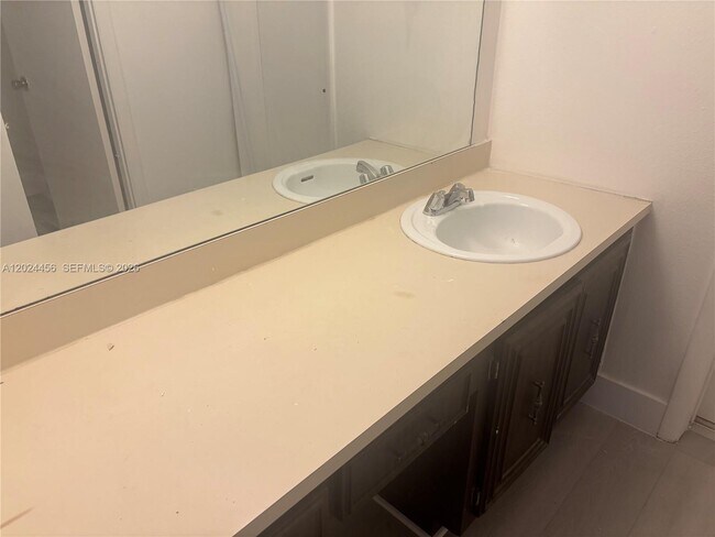 Foto del edificio - 484 NW 165th St