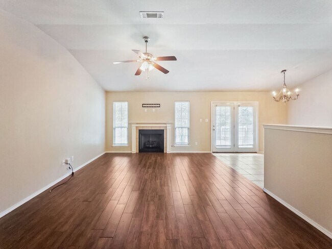 Foto del edificio - * Move-In Special * Beautiful Brick 3 Bed ...
