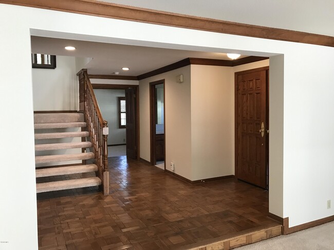 Building Photo - 4563 Tam Oshanter Dr