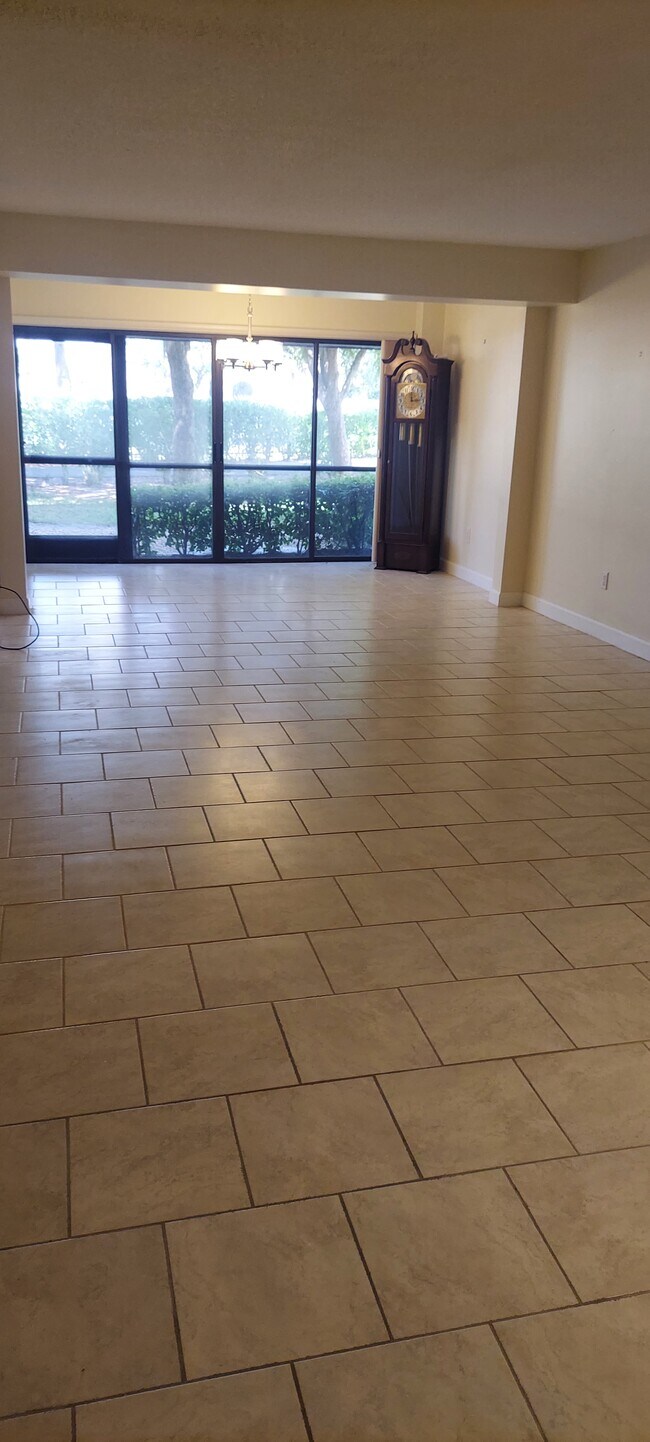 Foto del edificio - 7430 Lake Breeze Dr