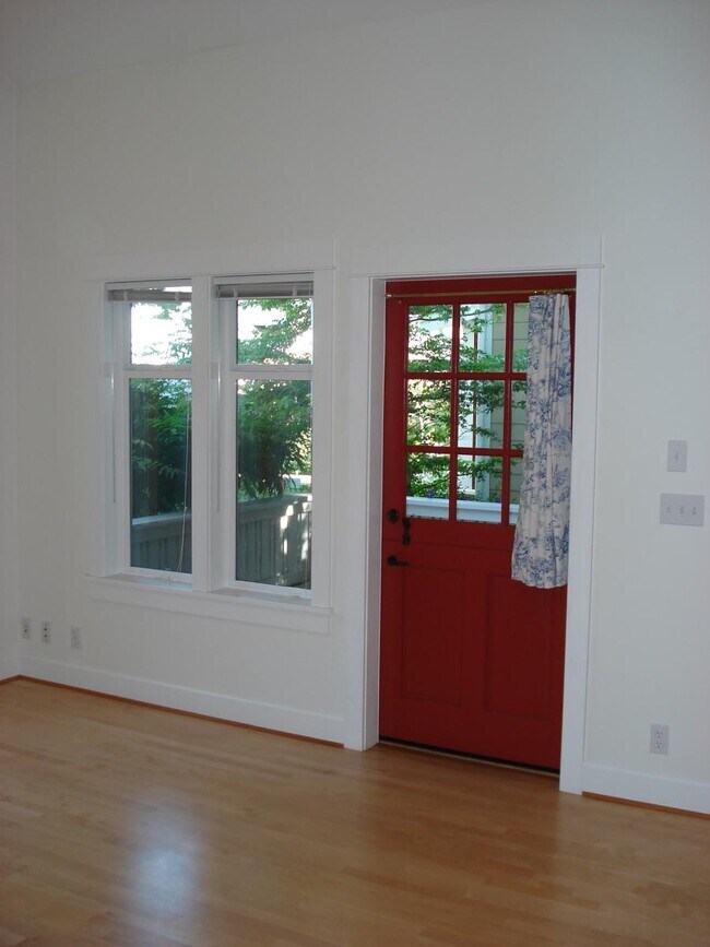 Building Photo - 315 Ericksen Ave NE