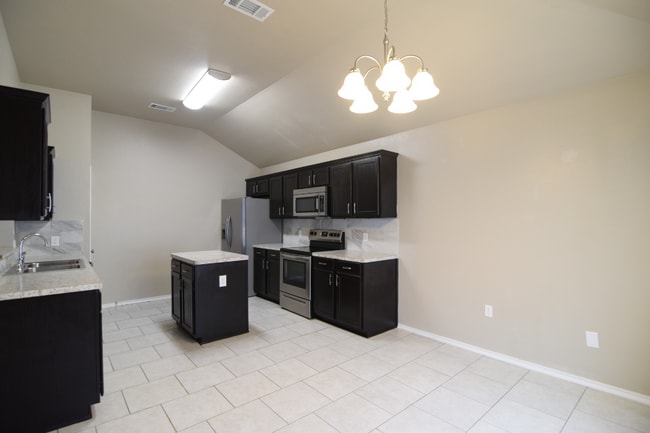 Building Photo - 2805 Bigleaf Dr