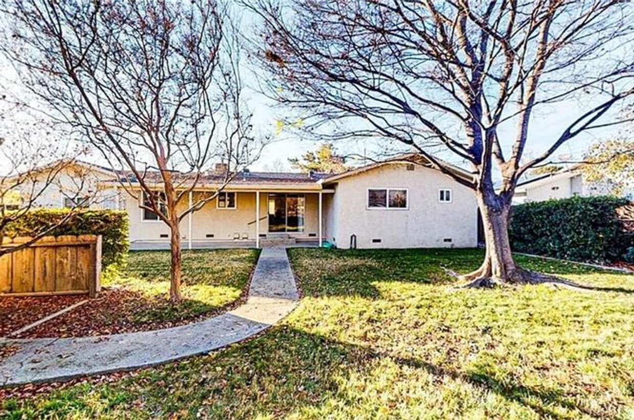 Foto del edificio - Beautiful home located on a quiet street in Orland