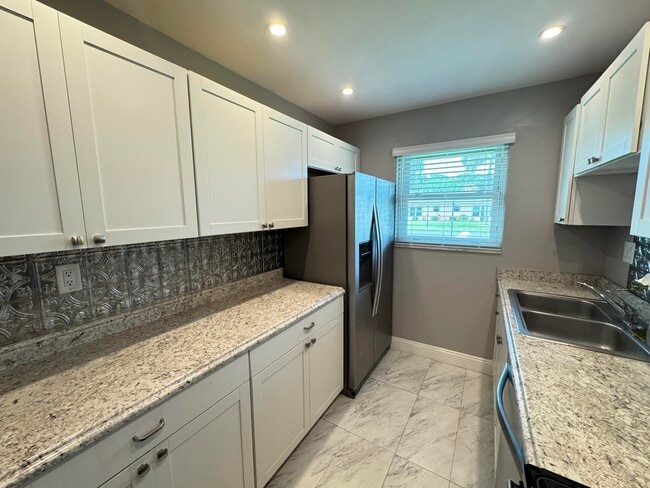 Building Photo - 250 N High Point