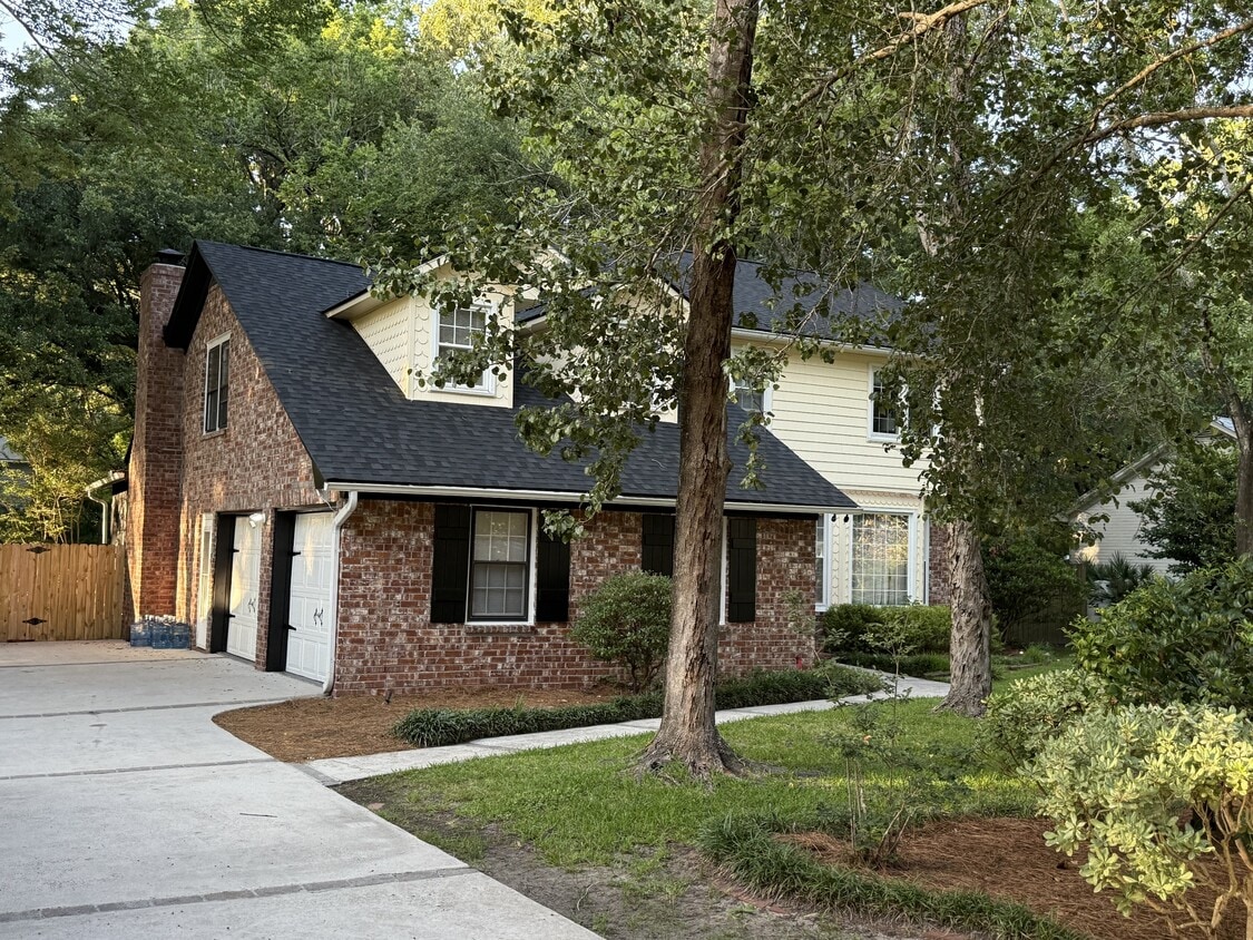 Primary Photo - 989 Colonial Dr