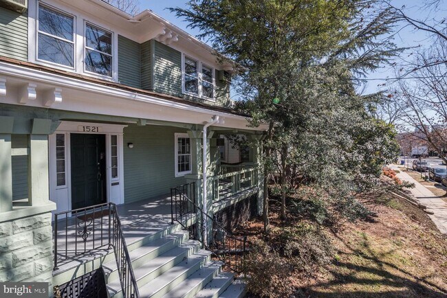 Foto del edificio - 1521 Foxhall Rd NW