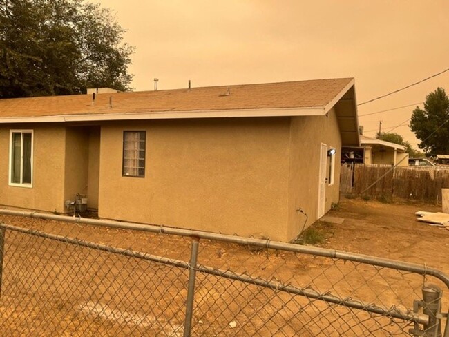 Building Photo - 3 Bedroom/2 Bath Home in Oildale - $1550 p...