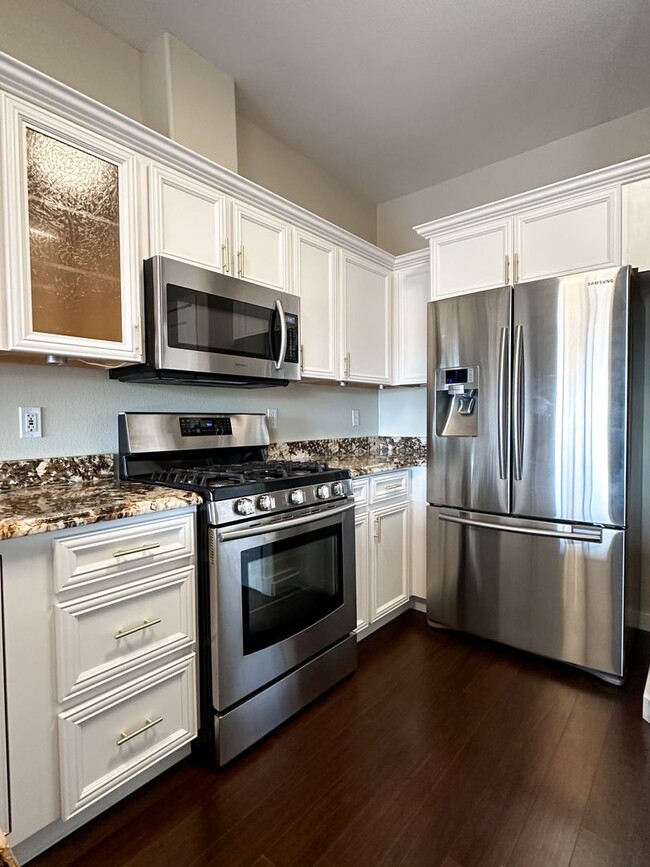 Building Photo - Beautiful Duplex, High End Finishes with L...