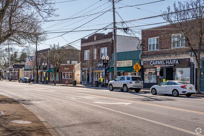 Morris Plains features a small downtown area for shopping and dining.